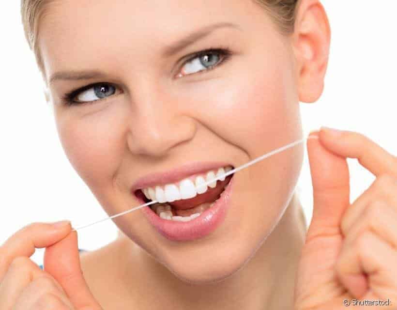 Você passa o fio dental na linha da gengiva? Dentista explica