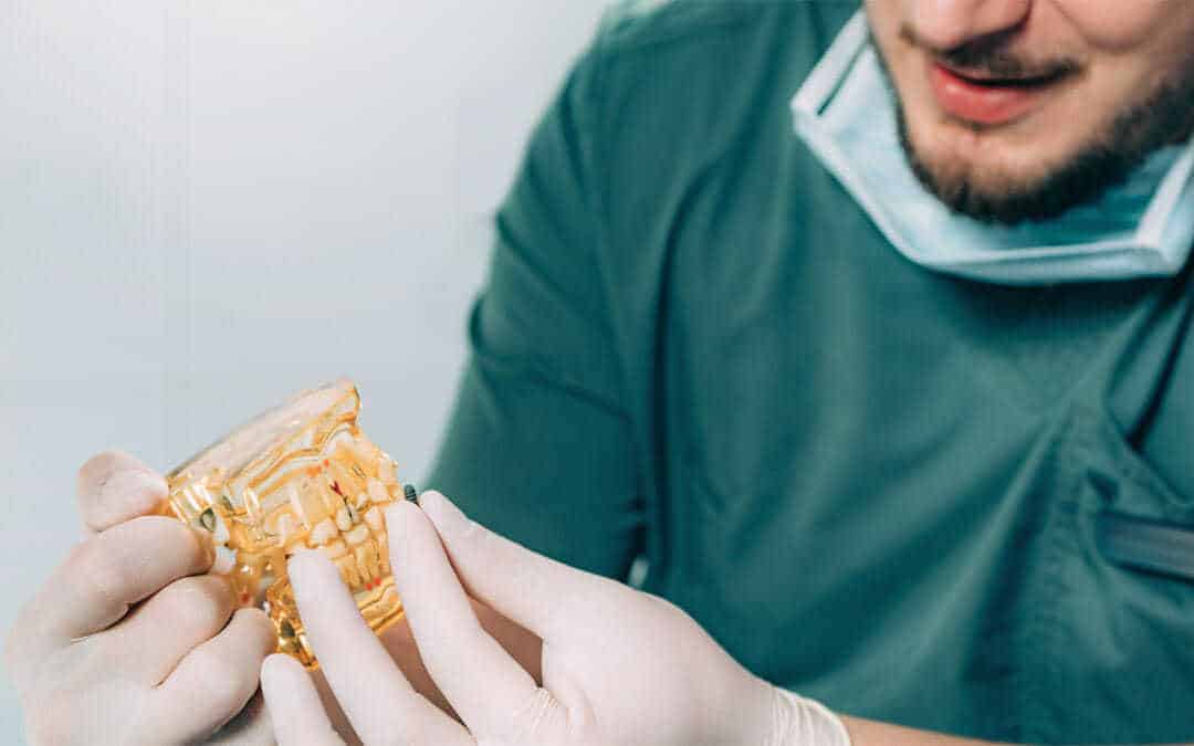 Como é feito implante de dente?