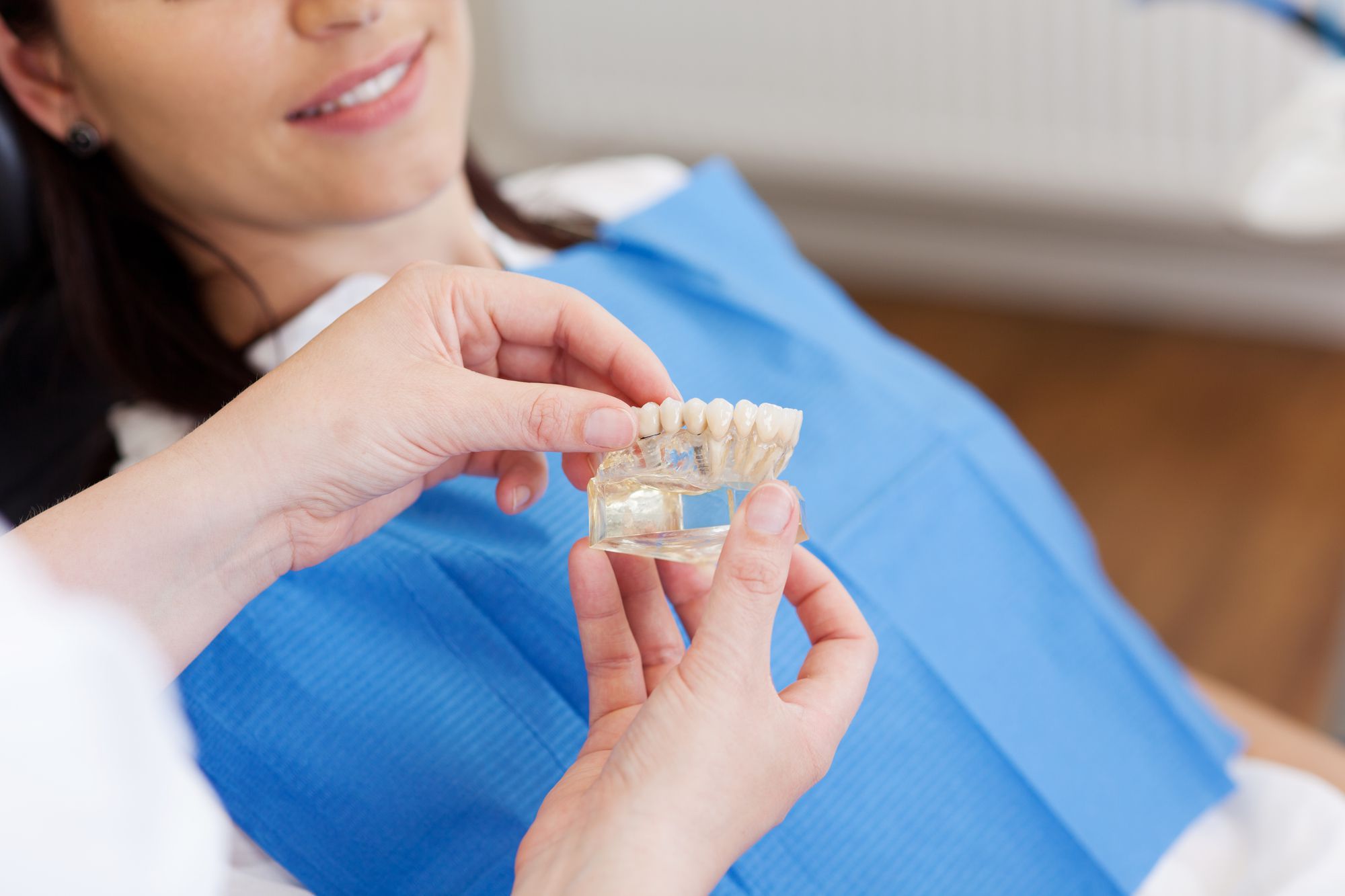 implante dentário e aparelho ortodôntico