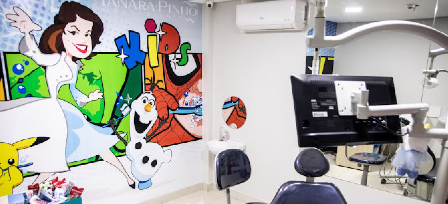Acessórios e equipamentos em consultório personalizado para odontologia infantil