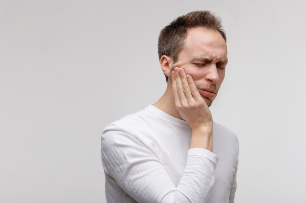 Sensibilidade nos dentes: o que causa e como tratar