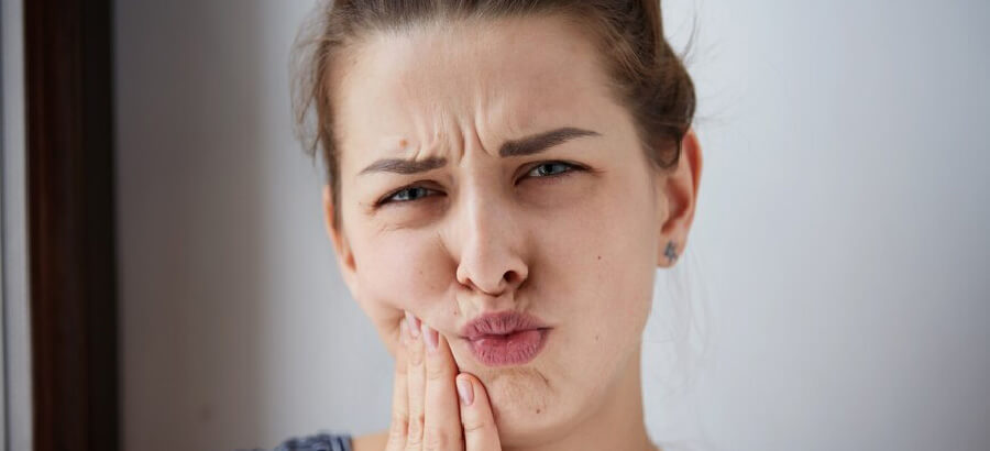 Sensibilidade nos dentes: o que causa e como tratar