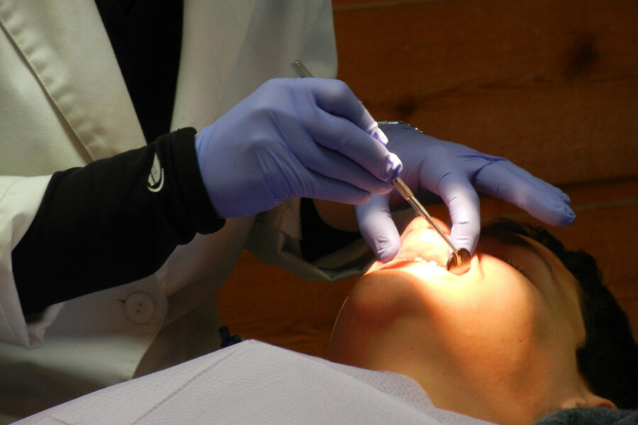 Saiba Como Funciona o Tratamento Dentário de Resina ou Porcelana