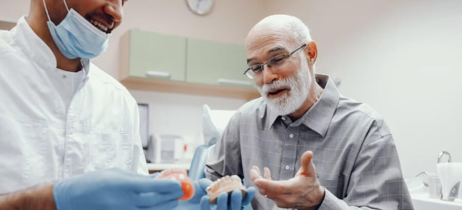 Entenda a diferença entre implante e prótese dentária