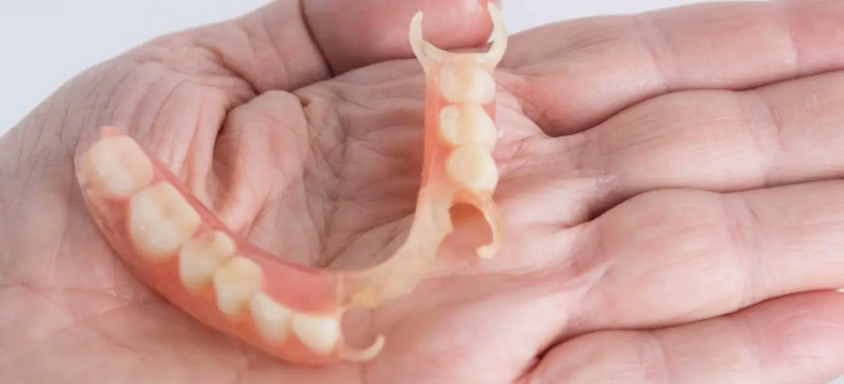 Prótese Dentária de Silicone: Vantagens, Custo e Cuidados Essenciais