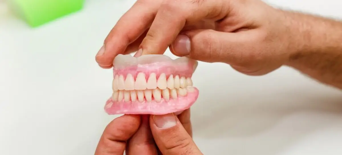 Prótese total removível, ajustada estrutura da gengiva, a solução estética ideal para quem perdeu dentes