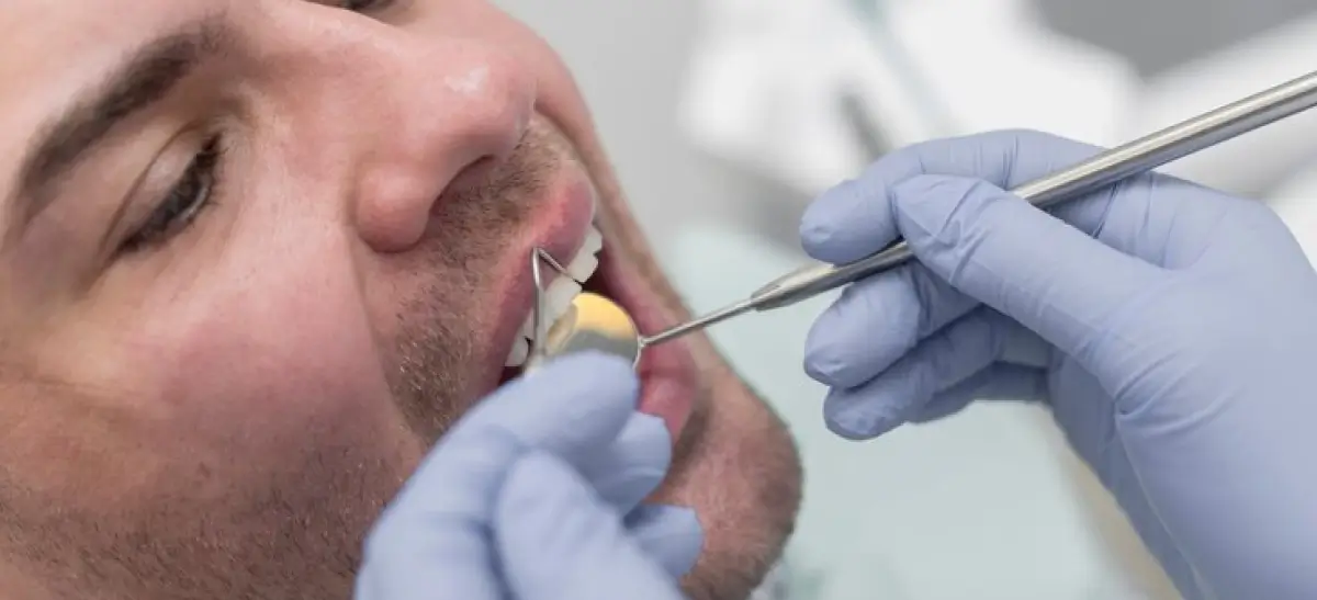 Paciente no consultório odontológico realizando avaliação do processo de osseointegração dos implantes