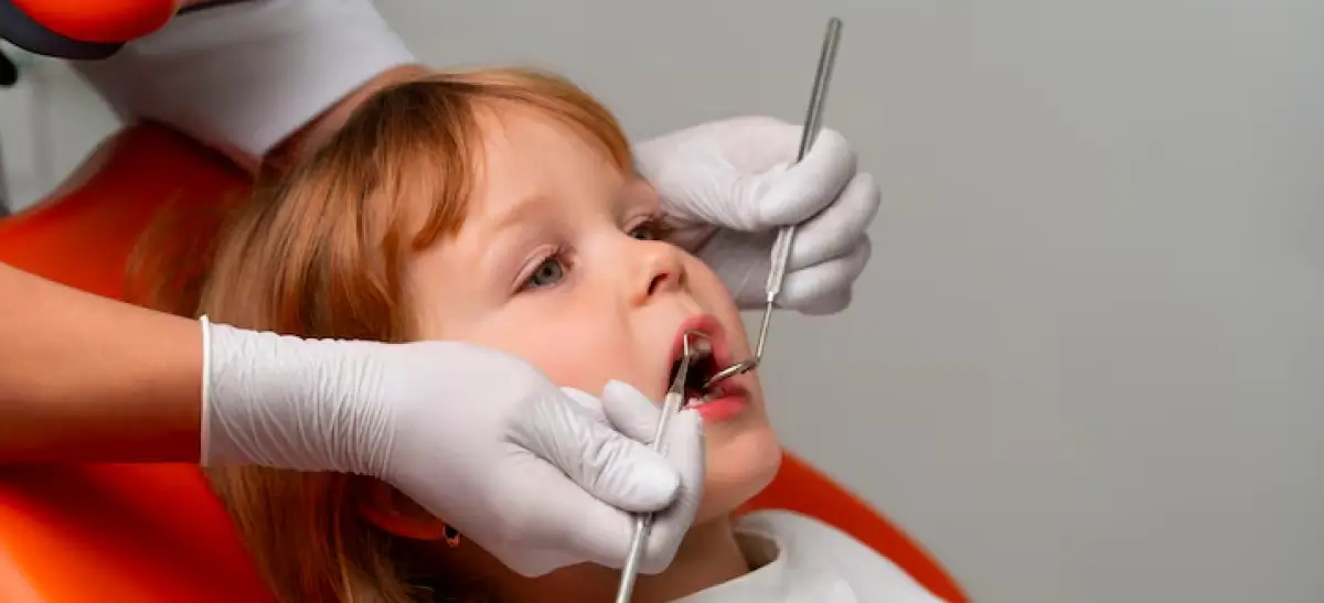 Criança em atendimento odontológico para frenectomia lingual