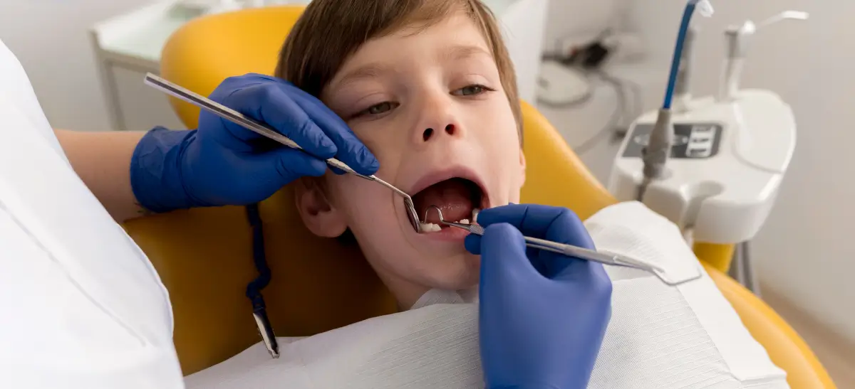 Criança em atendimento odontológico para avaliação de Frenotomia