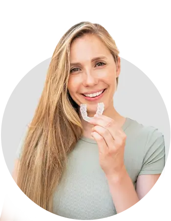 Mulher sorrindo com Alinhadores Estéticos na mão