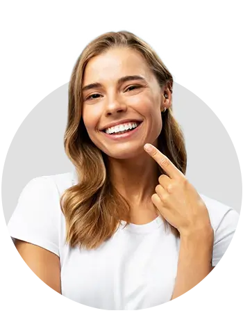 Mulher sorrindo após realizar gengivoplastia na Ianara Pinho Odontologia