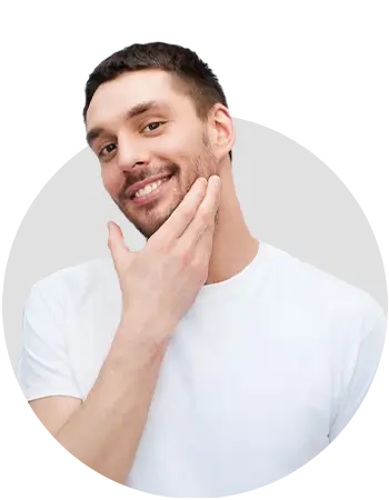 Homem feliz após corrigir defeitos na arcada dentária com a Harmonização Facial na Ianara Pinho Odontologia