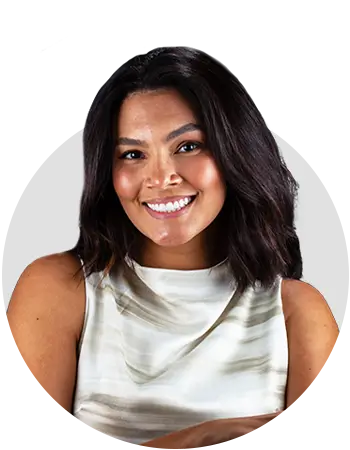 Mulher sorrindo com os dentes brancos após colocar lentes de contato dental na Ianara Pinho Odontologia