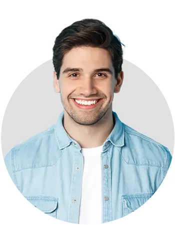 Jovem sorrindo após realizar clareamento dental na Ianara Pinho Odontologia