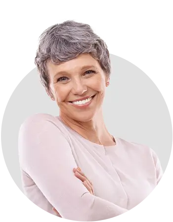 Mulher sorrindo co Implante Dentário na Ianara Pinho Odontologia (Asa Sul, Asa Norte e Águas Claras)