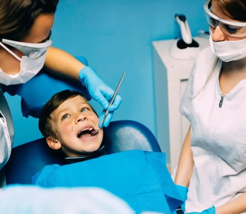 Paciente após tratamento de traumatismo dental em Brasília DF