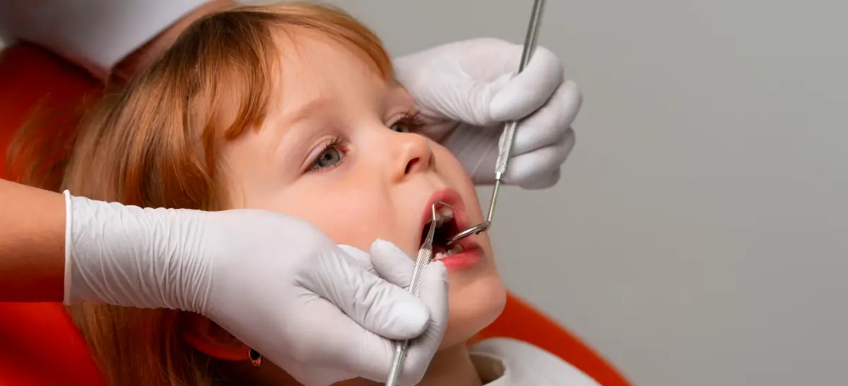 Pulpotomia em criança durante atendimento odontológico