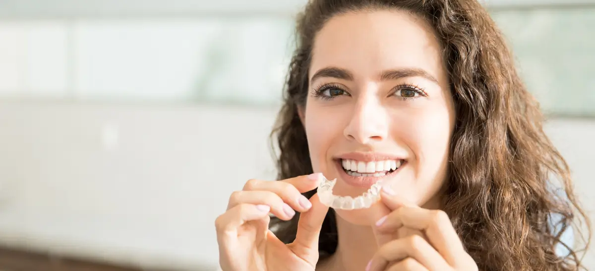 Mulher feliz por estar começando o tratamento com as placas miorrelaxantes