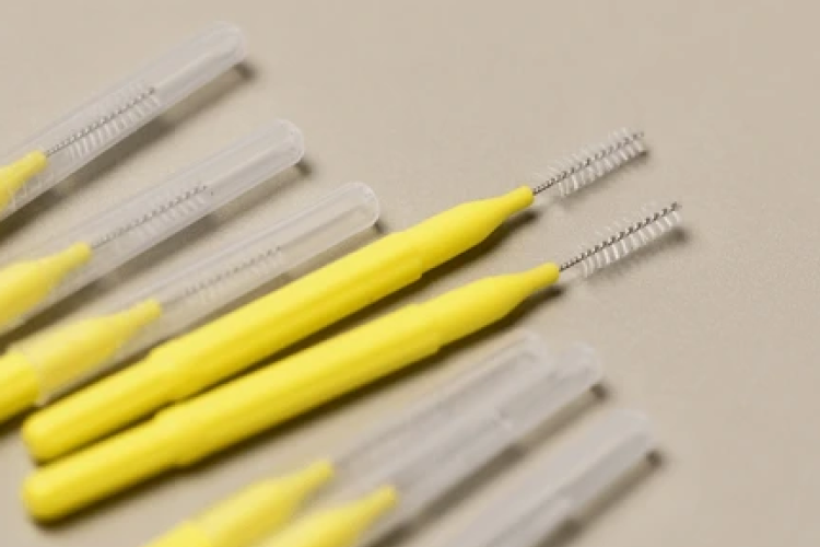 Escovas interdentais de diferentes tamanhos usadas para limpeza entre os dentes e aparelhos ortodônticos