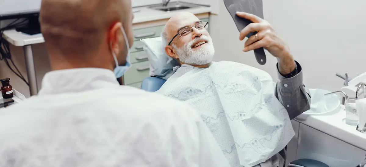 Paciente em cadeira odontológica durante avaliação para implante dentário