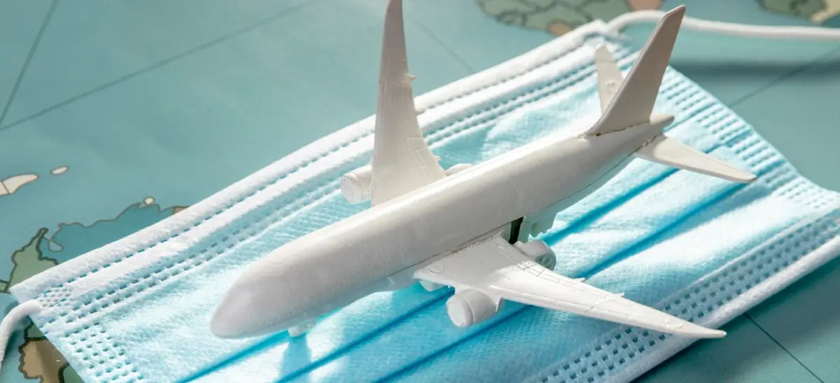 Avião em miniatura sobre itens de higiene bucal representando turismo odontológico
