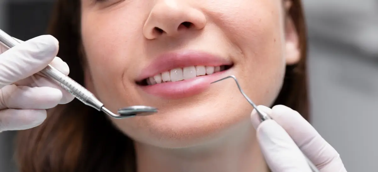 Gengivoplastia sendo realizada por dentista para correção do contorno gengival