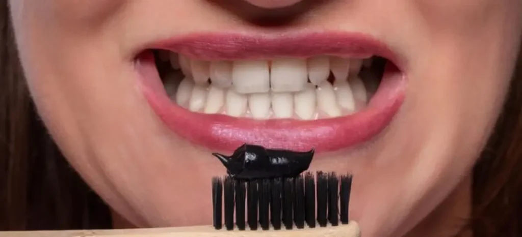 Carvão ativado clareia os dentes? Veja tudo o que você precisa saber